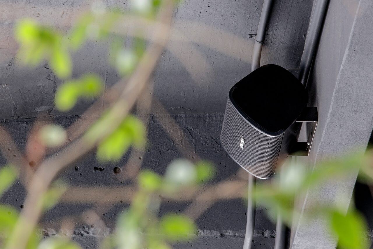 Enceinte installée dans un centre commercial pour la diffusion sonore