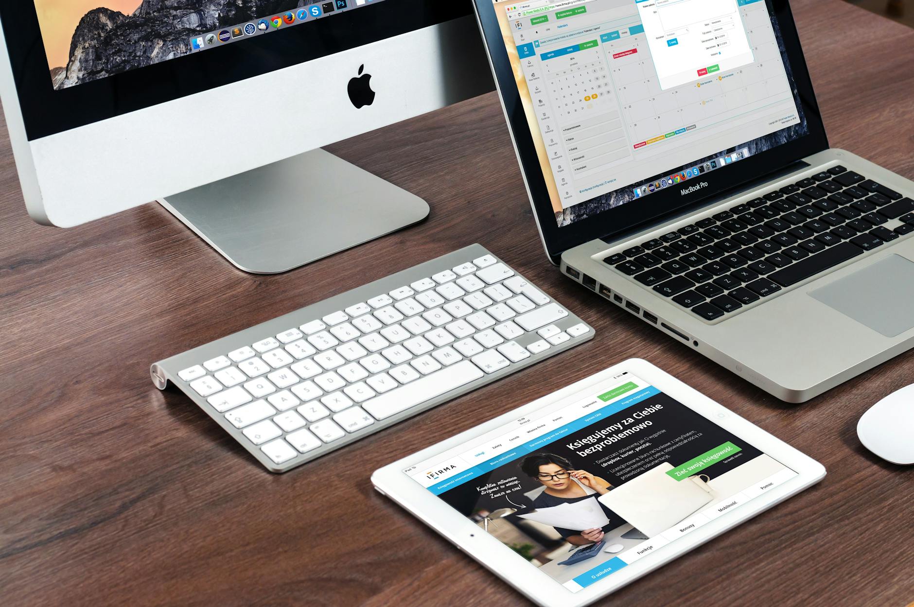 Bureau moderne avec tablette et ordinateur utilisés pour une réunion en visioconférence
