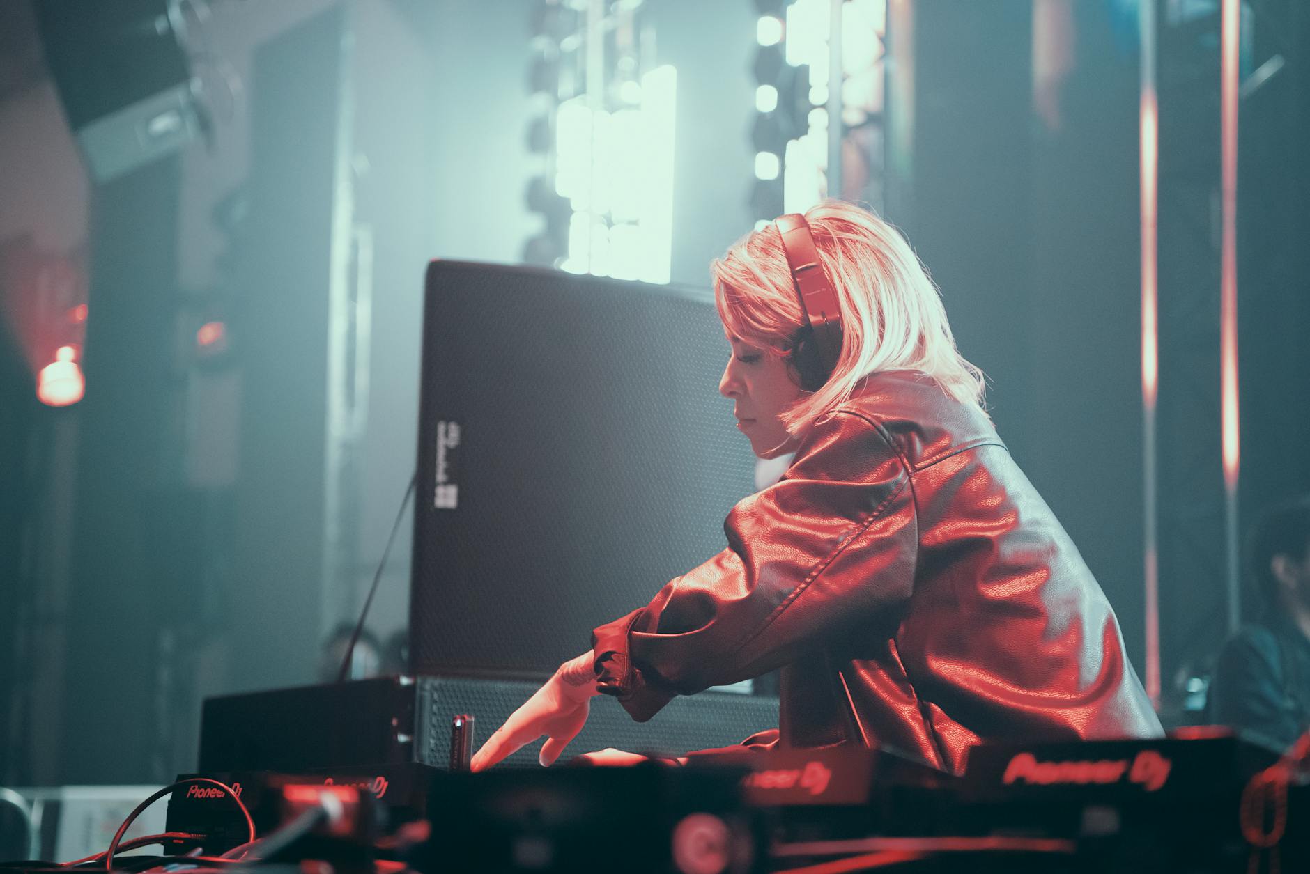 DJ en performance avec système de son d&b audiotechnik, diffusion professionnelle pour événement.